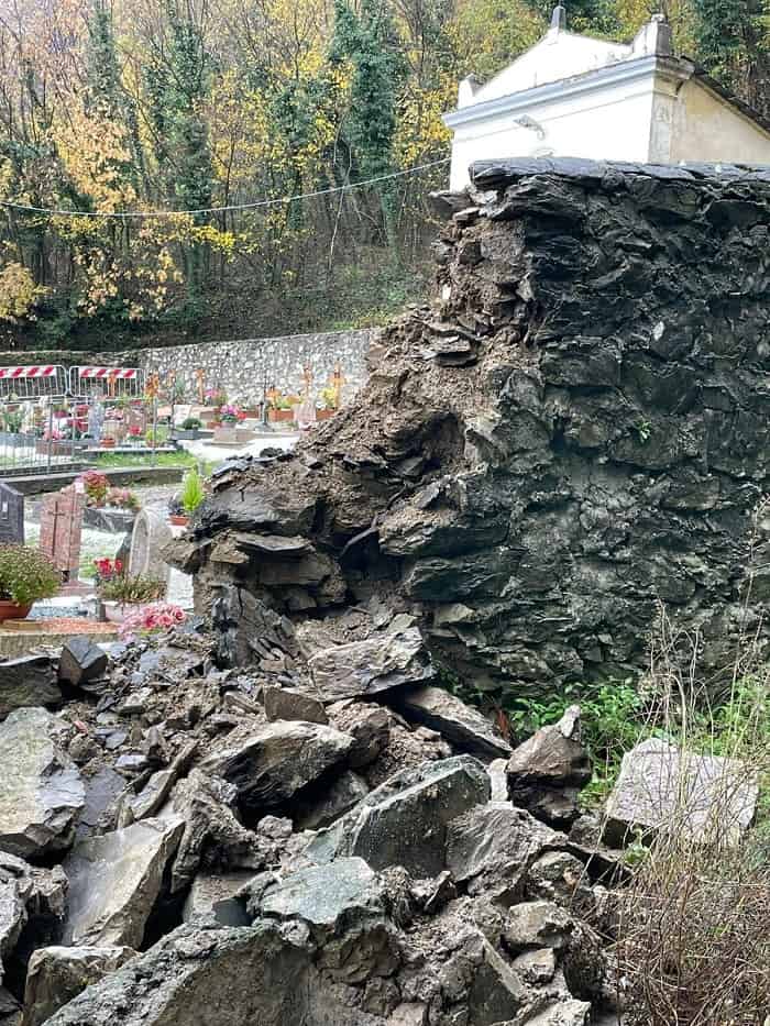 Crollata parte del muro di cinta del cimitero di Iano