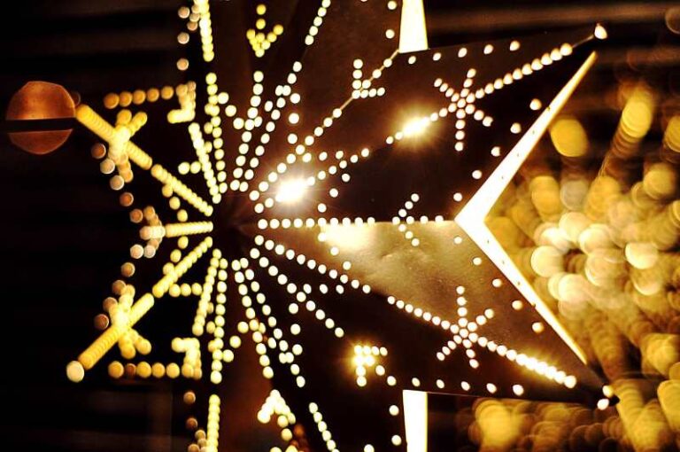 Natale, a Pescia tornano le luminarie dal fine settimana