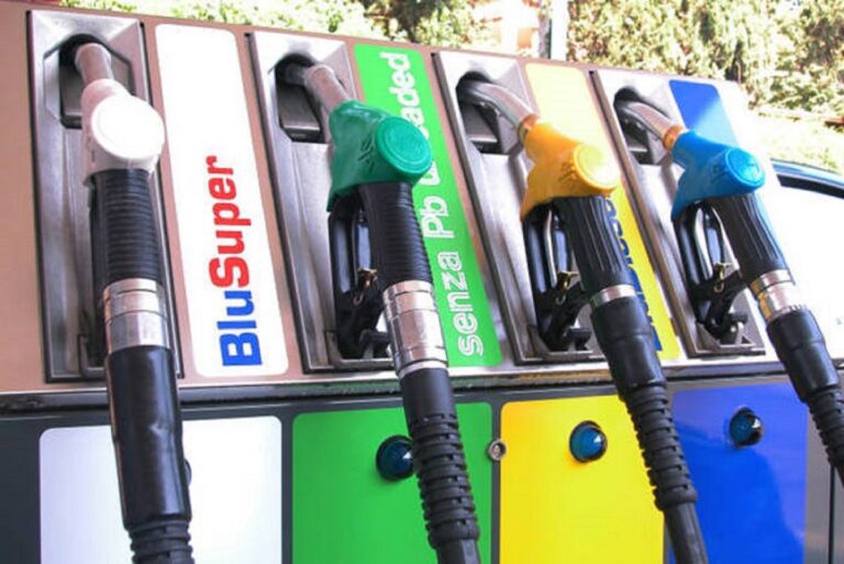 Carburanti, diesel e benzina sempre più cari: fino a 12 euro in più per il pieno