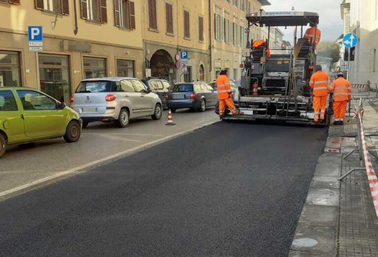 Pistoia, lavori di asfaltatura in Porta al Borgo