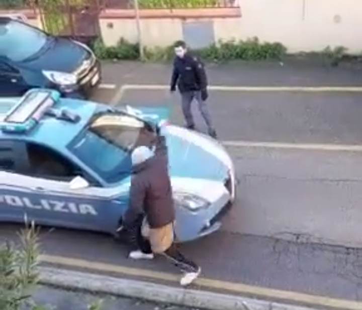 Pistoia: ruba bottiglie di alcol alla Conad e le spacca contro due auto, una è quella della Polizia