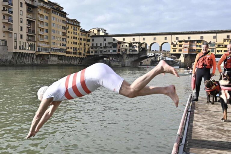 Il tuffo in Arno del Presidente Giani