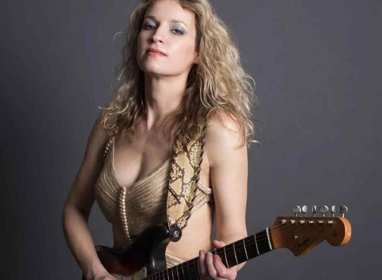 La chitarrista Ana Popovic sul palco del Pistoia Blues