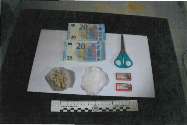 Prato, in centro storico con 20 dosi di eroina: arrestato dalla Polizia
