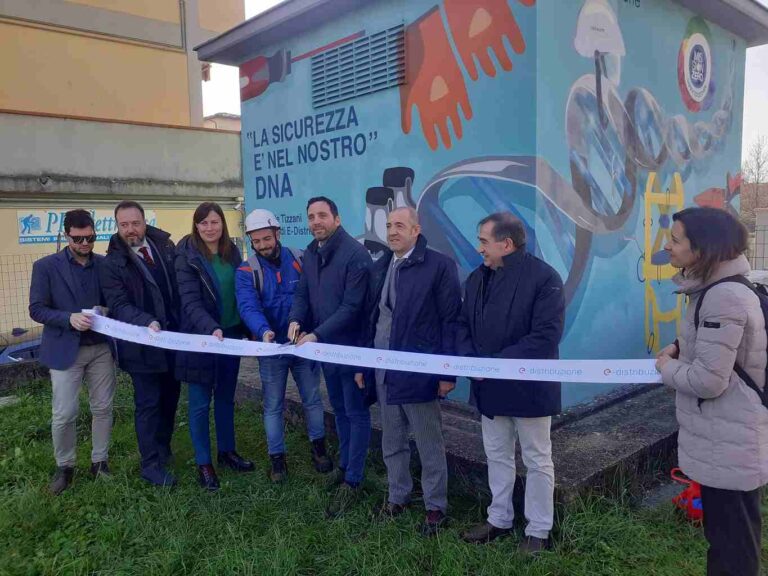 Pistoia, una cabina elettrica diventa street art con un messaggio sulla sicurezza