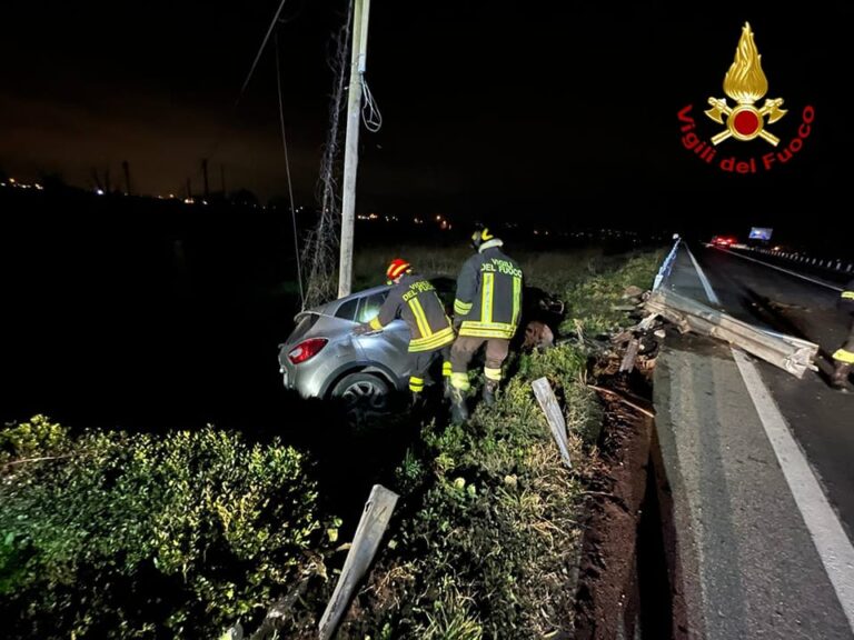 Agliana, picchia contro il guard-rail e finisce fuori strada
