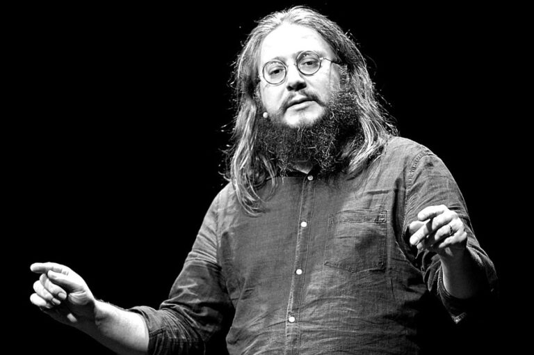 Un “tutto esaurito” di storie al Garibaldi con Roberto Mercadini
