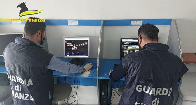 Prato, gioco d’azzardo on line in un circolo privato: sequestrate 12 piattaforme clandestine