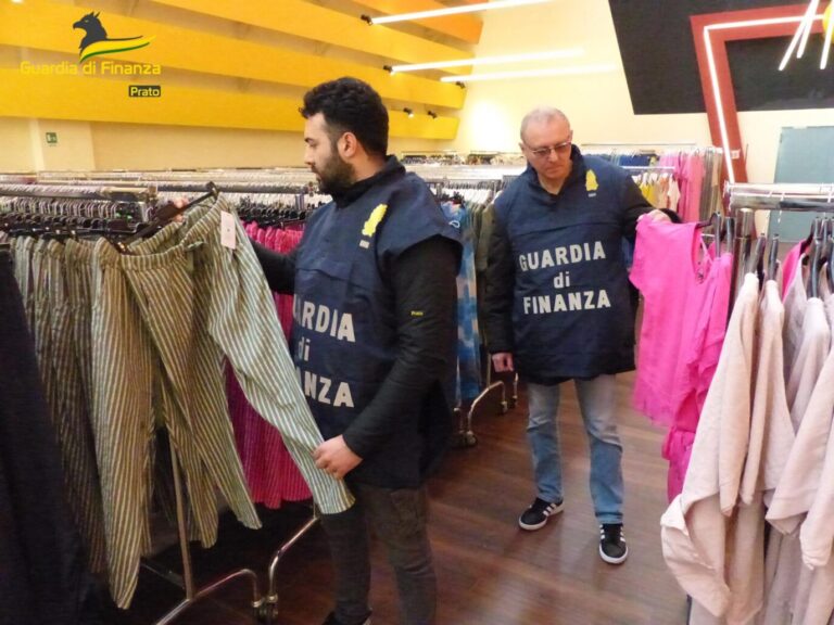 Prato, controlli nel Pronto Moda: un milione di articoli sequestrati
