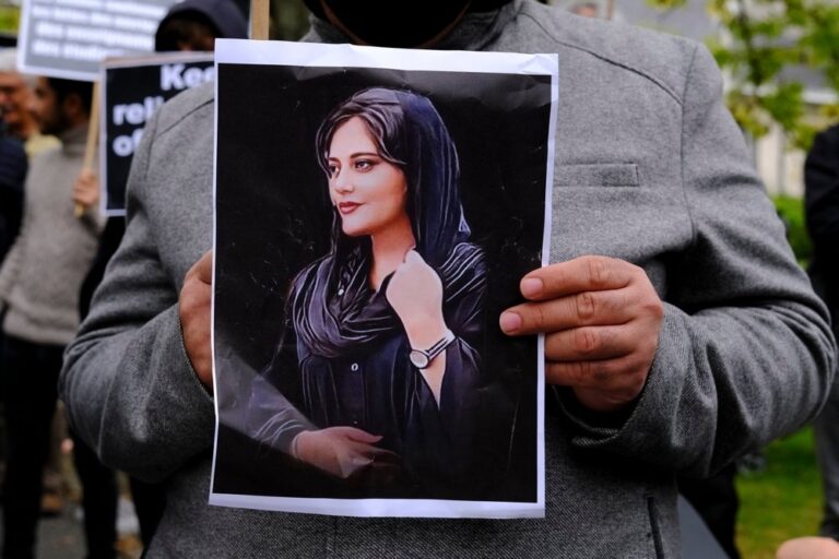 Coop-Amnesty, tredici cartoline  per sostenere la lotta del popolo iraniano