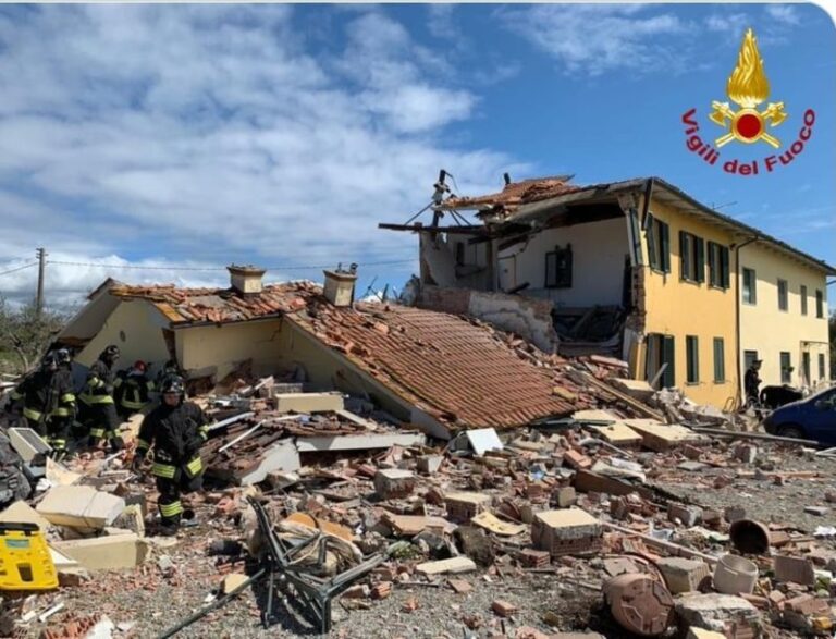 Lucca. Scoppia una bombola,  casa distrutta, morto il marito, estratta viva la moglie