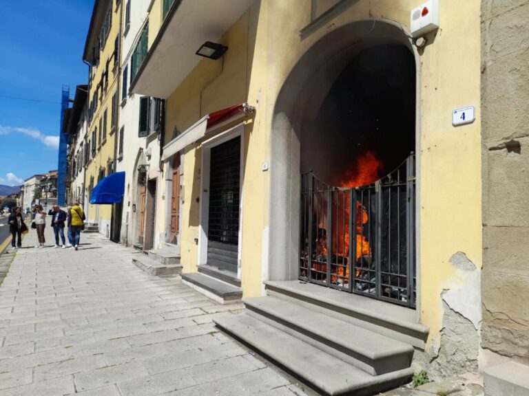 Pistoia, a fuoco materiale in un fondo sfitto in corso Silvano Fedi