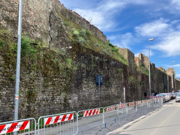 Il crollo delle mura è la testimonianza di una manutenzione inesistente