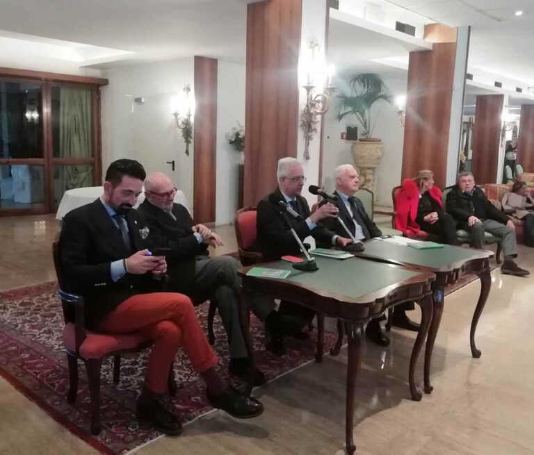 Ricordi, stili di vita e bon ton nel libro “Il Palcoscenico della Marchesa”