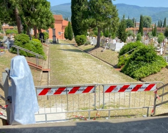 Parte del cimitero  inaccessibile, transenne e erbacce tra le tombe