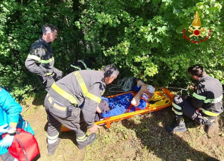 Cade lungo un crinale, gravi ferite per un 62enne