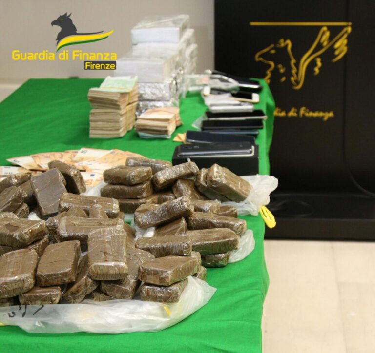 Mezzo etto di droga nello zaino, altri 2 chili e mezzo a casa: arrestato 37enne