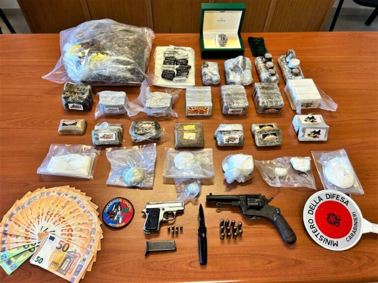 Oltre 4 chili di droga nel garage: arrestati due pistoiesi