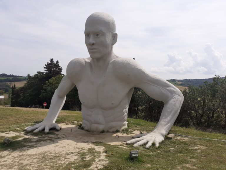Il MACCA di Peccioli: dove l’arte incontra il territorio in un museo a cielo aperto