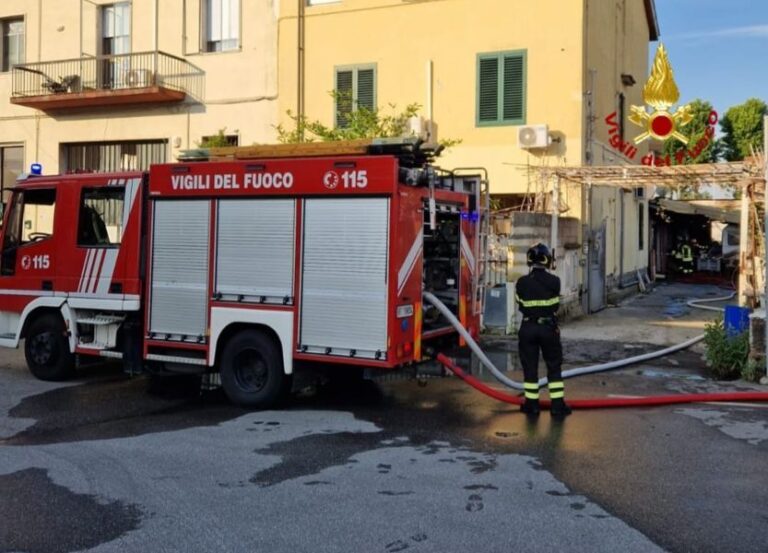 A fuoco confezione a Oste di Montemurlo