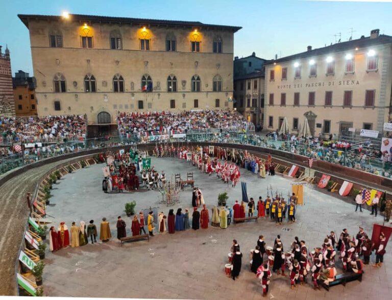 Piazza del Duomo si prepara per la Giostra dell’Orso
