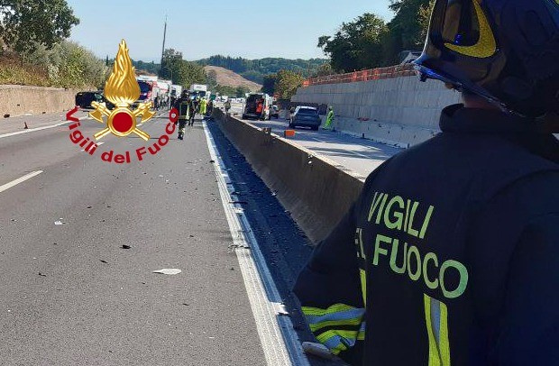 Salto di carreggiata sull’A1, morte due persone