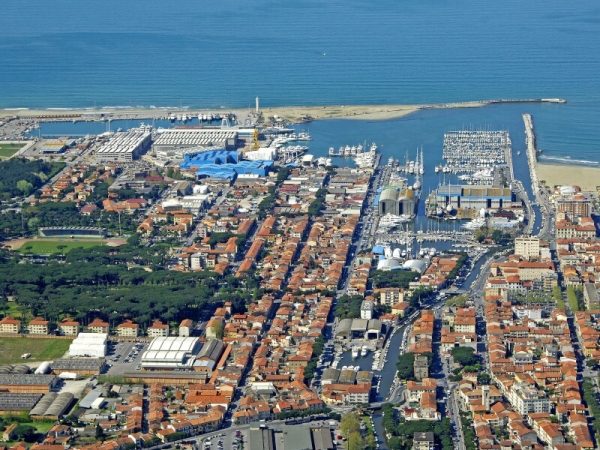 Cede il solaio, 50enne cade da oltre tre metri: in codice rosso a Cisanello