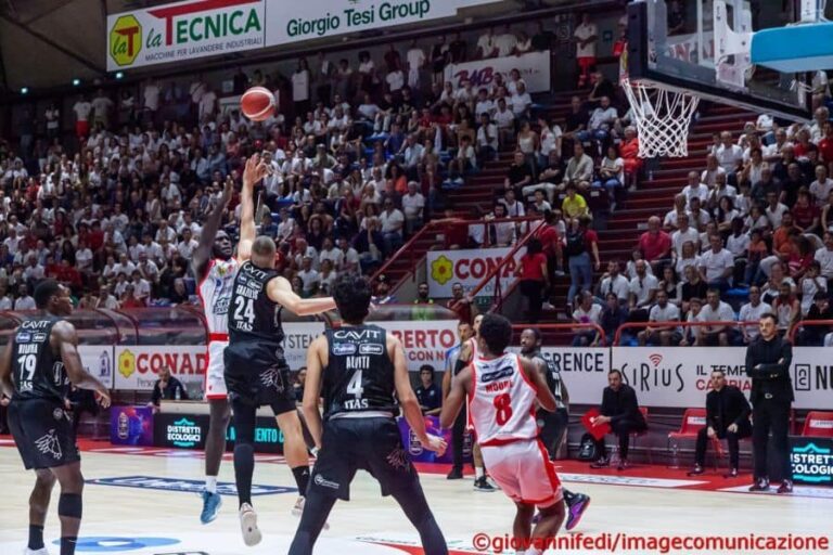 L’Aquila Basket Trento vola via con i due punti dal PalaCarrara