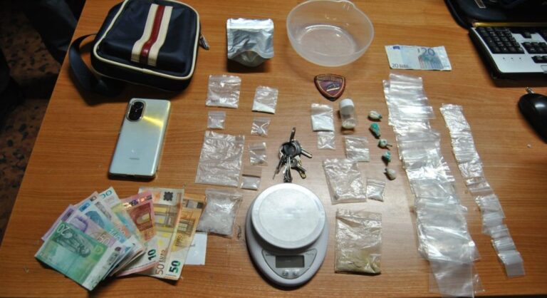 Spacciatore arrestato, sequestrati droga e denaro