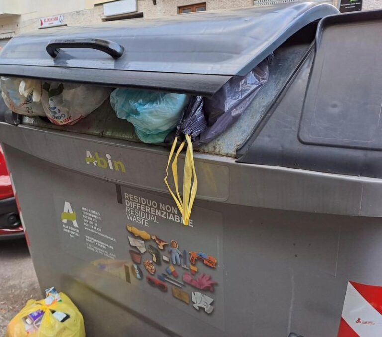 Raccolta rifiuti in via Guerrazzi, il fallimento del sistema ibrido