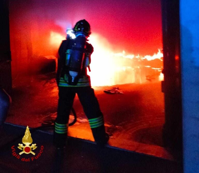Incendio boschi tra Lucca e Pisa, continua senza sosta il lavori dei vigili del fuoco