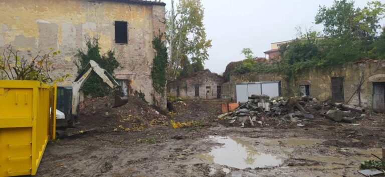 San Lorenzo. Estirpazione totale nell’area verde intorno al convento