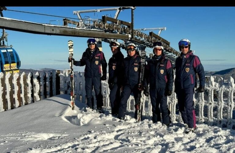 Gli “Angeli della neve” in servizio all’Abetone. Ecco le nuove regole per sciare