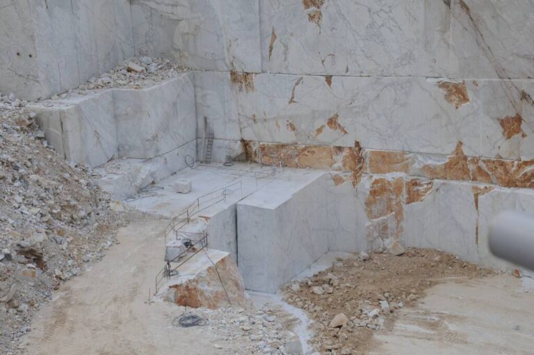 Carrara. Blocco di marmo su un piede, grave 36enne