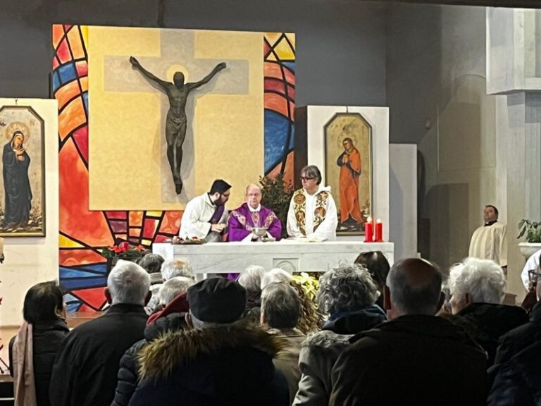 Il vescovo riapre la chiesa di Vicofaro come luogo di culto
