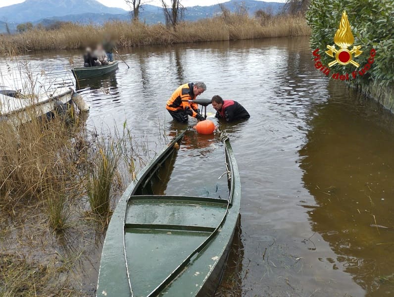 Recuperato Il Barchino Dei Due Cacciatori Morti A Massaciuccoli Recuperato Il Barchino Dei Due Cacciatori Morti A Massaciuccoli