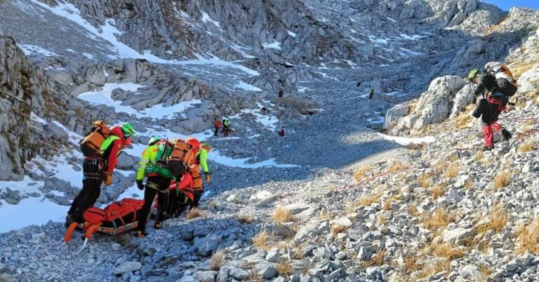 Ferita sulle Panie, è stata salvata e trasportata al “Versilia”