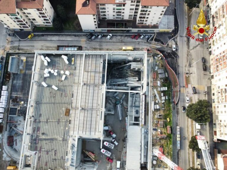 Crollo Firenze, si indaga sugli operai morti: il sospetto che due fossero irregolari