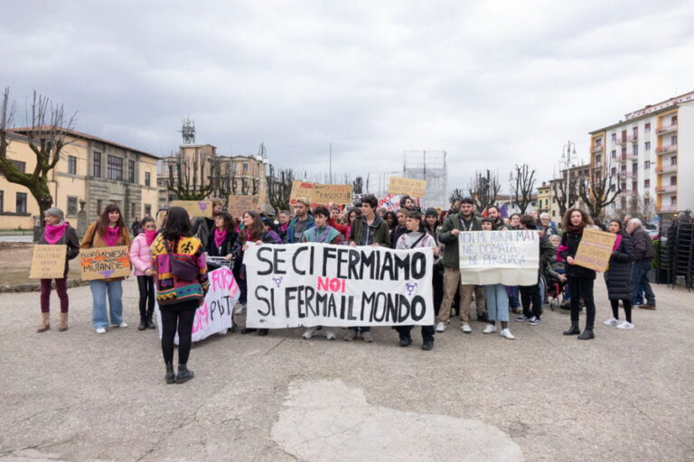 Sciopero transfemminista per le vie del centro