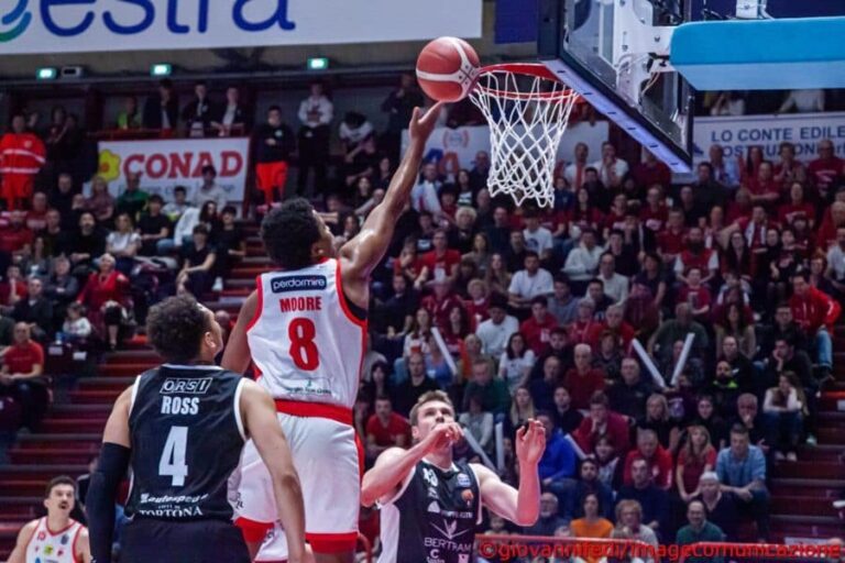 L’Estra sbanca il PalaBarbuto di Napoli all’overtime grazie a una magia di Moore