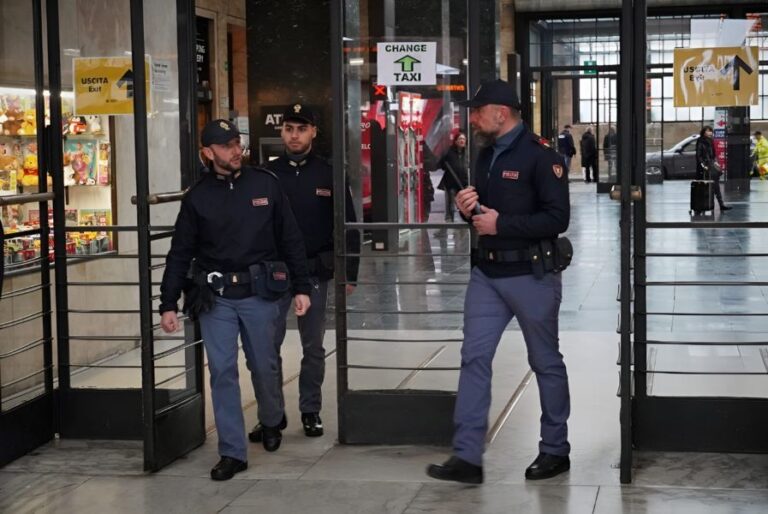 Operazione  “Stazioni Sicure”: 17enne fermato dalla Polizia con una pistola in tasca