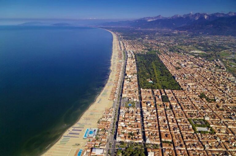  Corpo senza vita di un uomo sulla spiaggia di Marina di Carrara