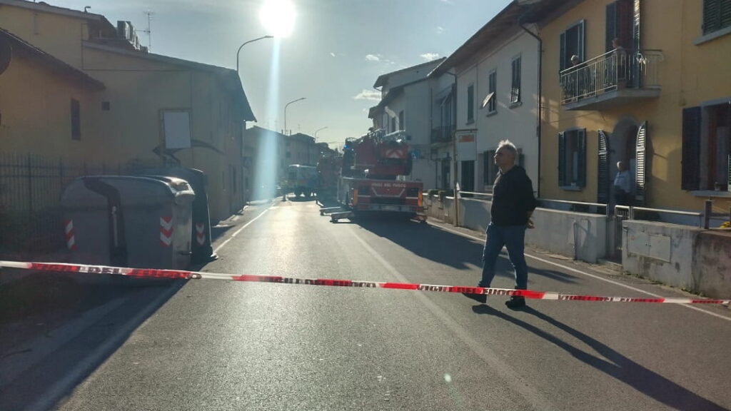 Non vuole andare in carcere e sale su un tetto a Spazzavento Non vuole andare in carcere e sale su un tetto a Spazzavento