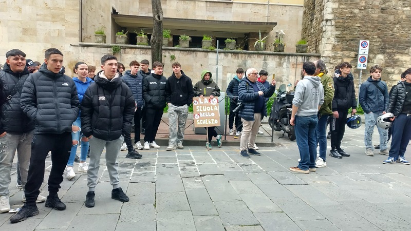 Aule fredde e caldaia rotta, la rabbia degli studenti del De Franceschi-… Aule fredde e caldaia rotta, la rabbia degli studenti del De Franceschi-…
