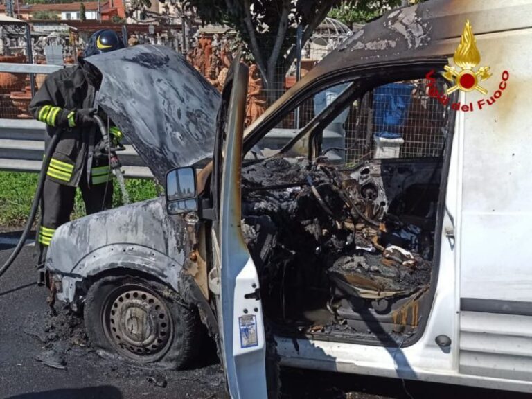 Montecatini. Auto a fuoco al casello dell’autostrada