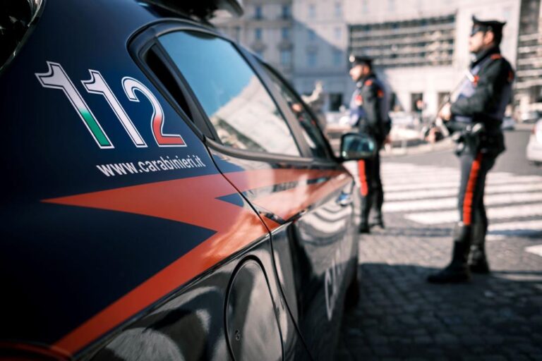 Bologna, marito e moglie trovati morti in casa: ipotesi omicidio-suicidio