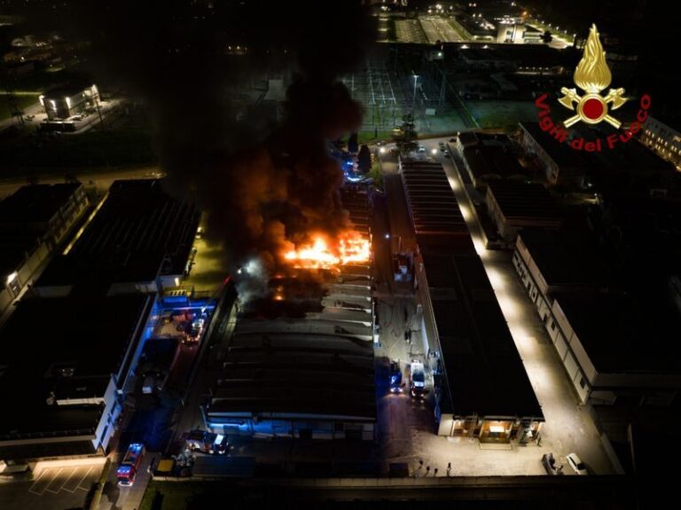 Vasto incendio in un edificio industriale a Scandicci