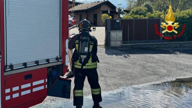 Marliana, a fuoco il tetto di una rimessa