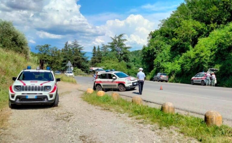 Fugge da Serravalle a Montecatini a bordo di un’auto senza assicurazione e sequestrata