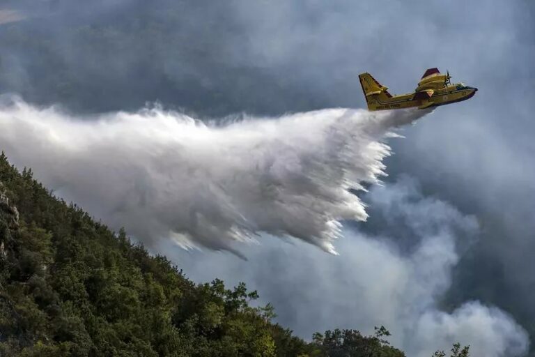 Prosegue da due giorni l’incendio sul Monte Faeta spinto dal grecale. Minacciate alcune case
